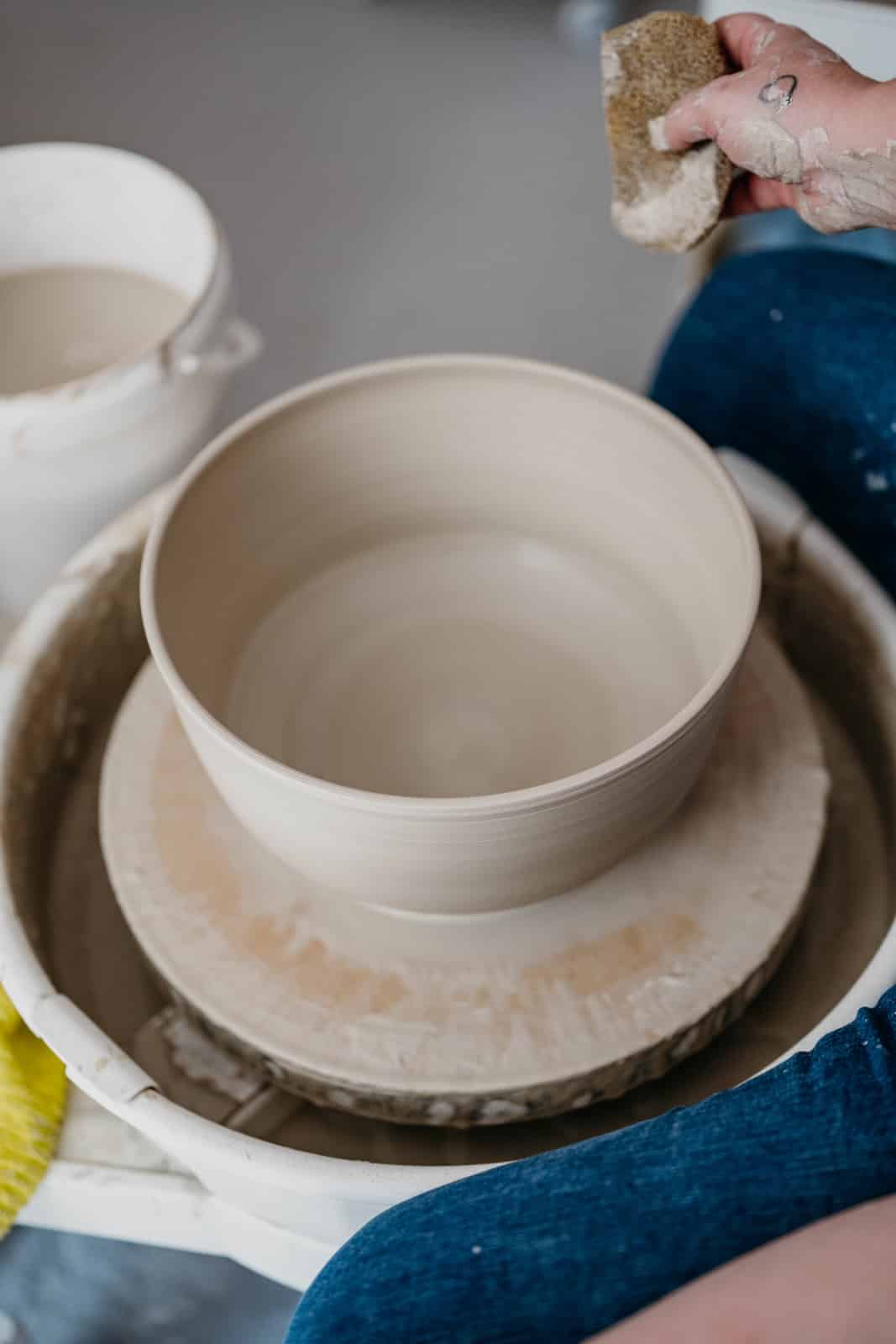 Große Schüssel aus Ton auf der Drehscheibe