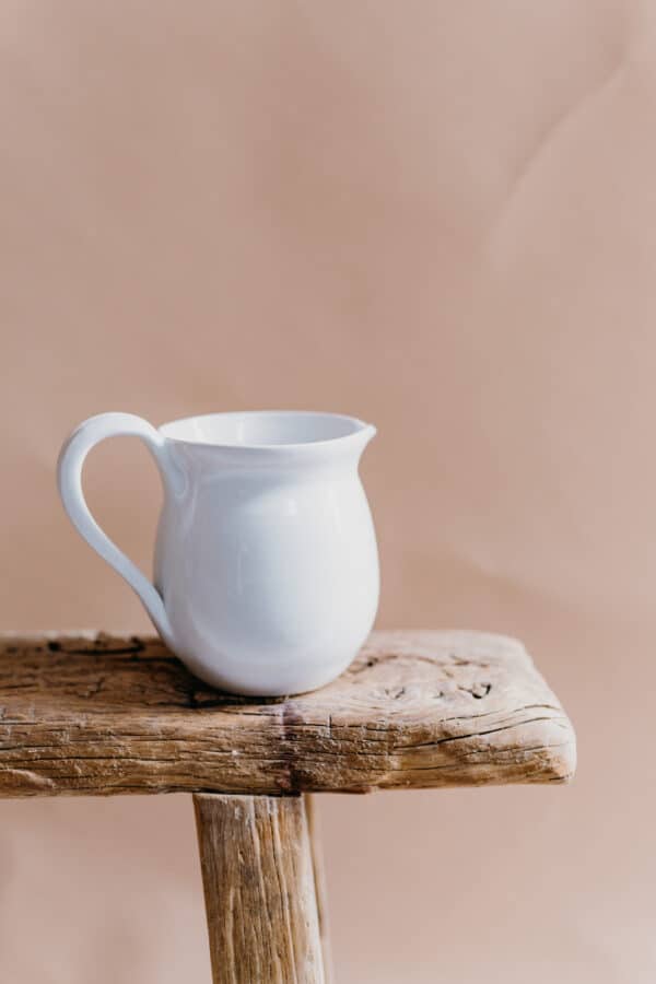 Krug mit Henkel aus Keramik im Töpfertempel