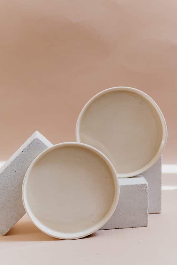 Teller aus Steinzeug Keramik im Töpfertempel