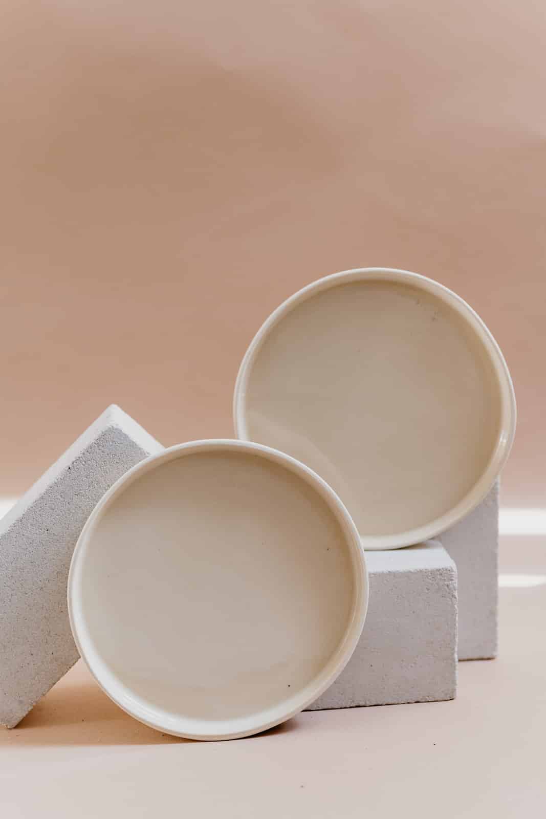 Teller aus Steinzeug Keramik im Töpfertempel