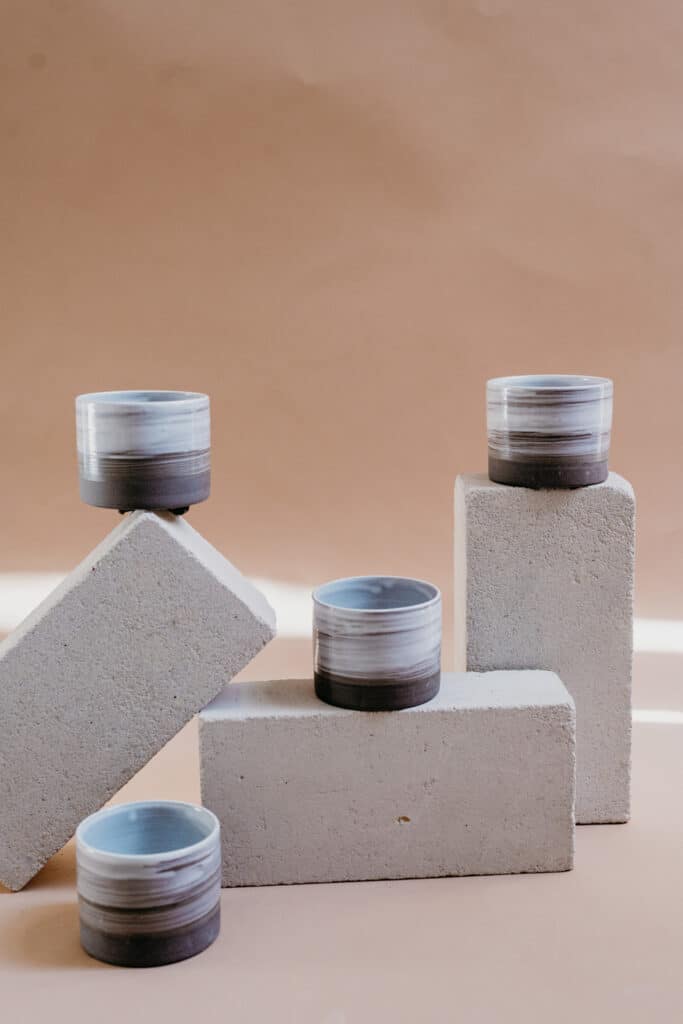 Becher aus Steinzeug Ton im Töpfertempel