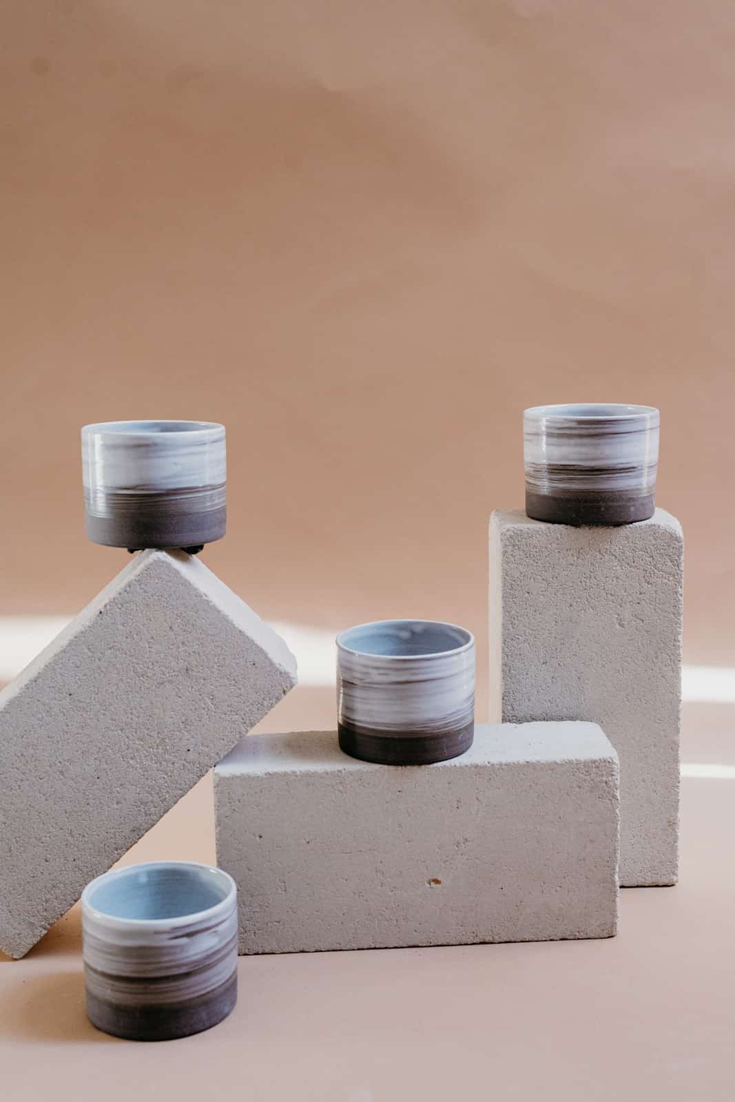 Becher aus Steinzeug Ton im Töpfertempel