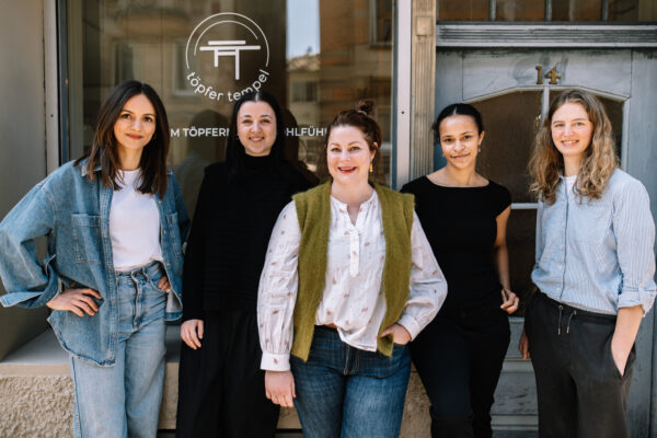 Das Team des Töpfertempel Stuttgart – Keramikerinnen für Töpferkurse, Offene Werkstatt & Keramik-Events