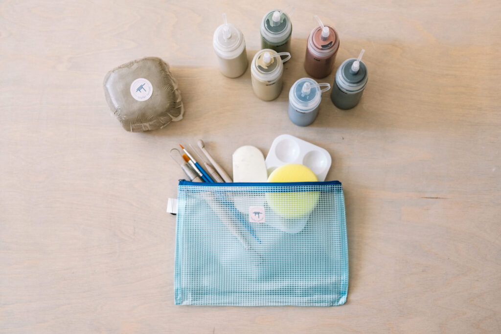 Töpferbox To Go aus dem Töpfertempel Stuttgart mit Ton, Engoben, Pinsel, Werkzeug und Anleitung zum zuhause Töpfern