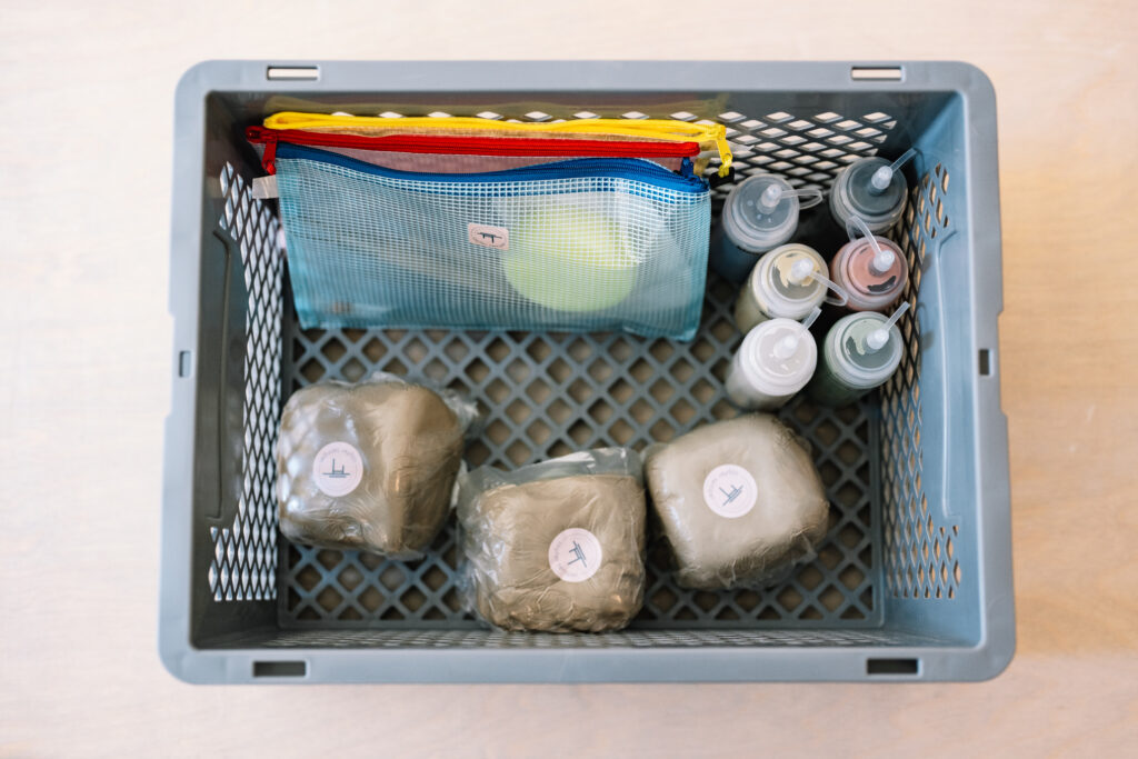 Töpferbox To Go aus dem Töpfertempel Stuttgart mit Ton, Engoben, Pinsel, Werkzeug und Anleitung zum zuhause Töpfern