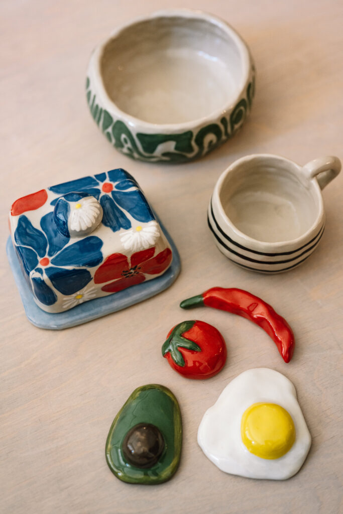 Fertig gebrannte und transparent glasierte Keramik aus der Töpferbox To Go – abholbereit im Töpfertempel Stuttgart