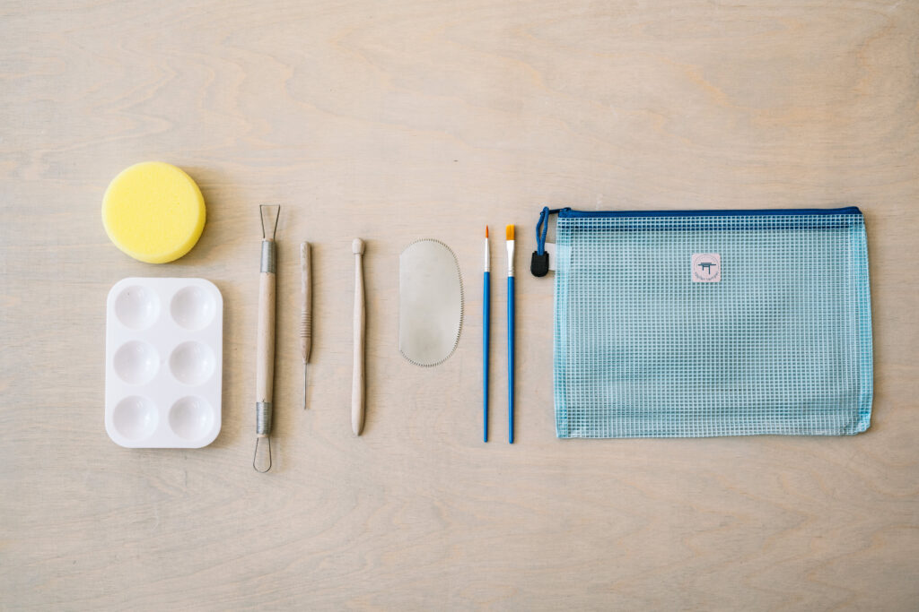 Töpferbox To Go aus dem Töpfertempel Stuttgart mit Ton, Engoben, Pinsel, Werkzeug und Anleitung zum zuhause Töpfern