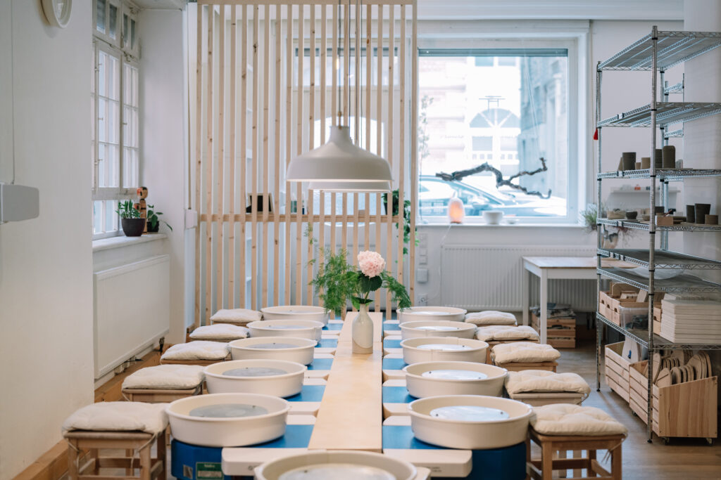 Töpfertempel Keramik Werkstatt in Stuttgart Süd für Töpferkurse an der Drehscheibe, kreative Events, Brennservice, Offene Werkstatt, After Work, und vieles mehr.