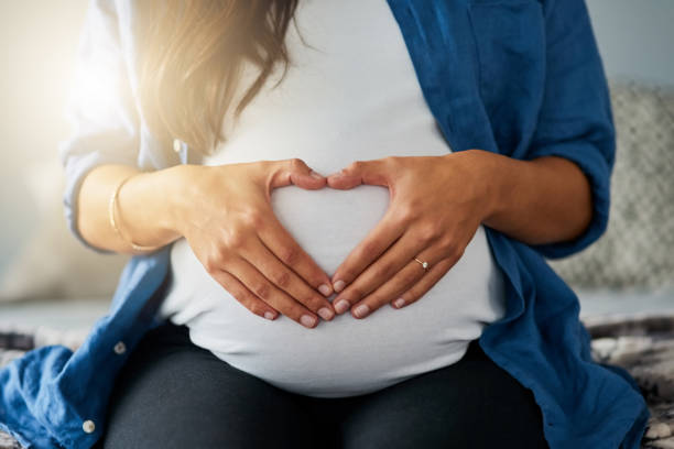 Werdende Mutter im Töpfertempel Stuttgart, wie ihr Babybauch liebevoll mit weichem Ton zur Babybauchschale geformt wird – kreativer Keramik-Workshop als Erinnerung an die Schwangerschaft.