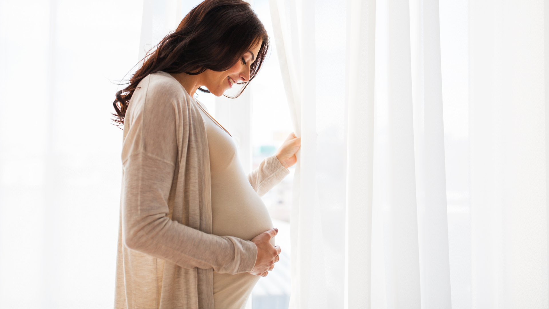 Werdende Mutter im Töpfertempel Stuttgart, wie ihr Babybauch liebevoll mit weichem Ton zur Babybauchschale geformt wird – kreativer Keramik-Workshop als Erinnerung an die Schwangerschaft.