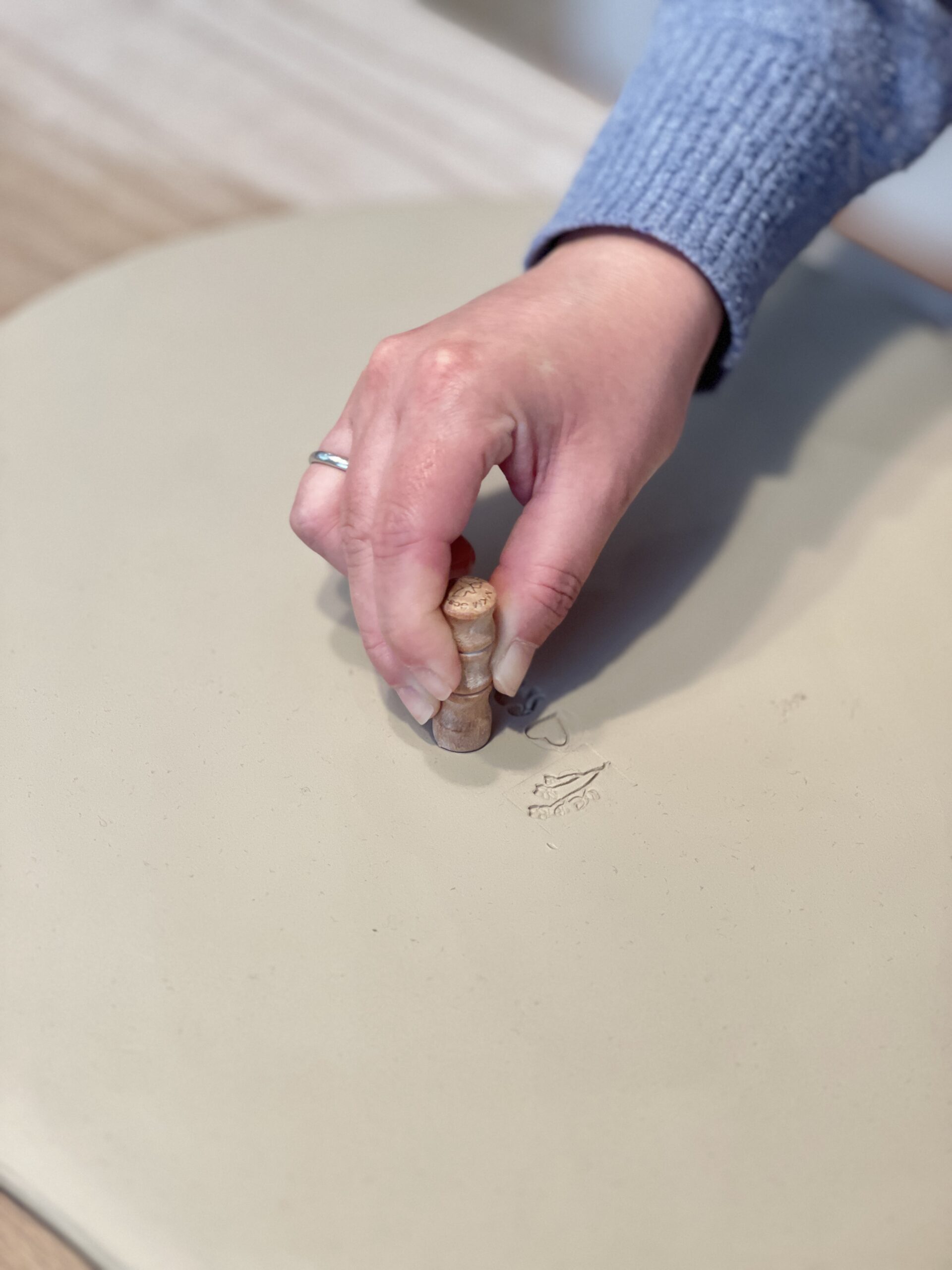 Werdende Mutter im Töpfertempel Stuttgart, wie ihr Babybauch liebevoll mit weichem Ton zur Babybauchschale geformt wird – kreativer Keramik-Workshop als Erinnerung an die Schwangerschaft.