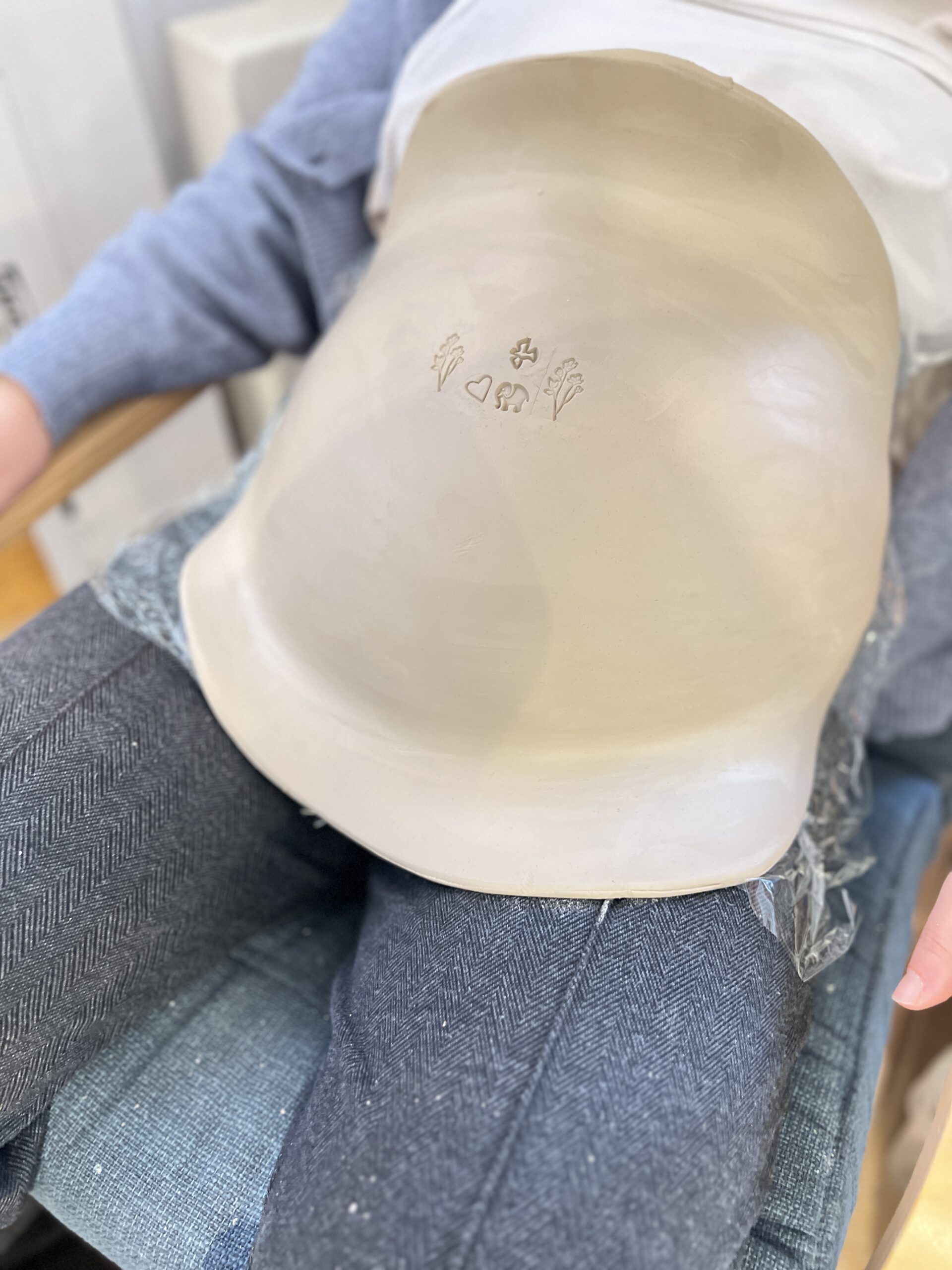 Werdende Mutter im Töpfertempel Stuttgart, wie ihr Babybauch liebevoll mit weichem Ton zur Babybauchschale geformt wird – kreativer Keramik-Workshop als Erinnerung an die Schwangerschaft.