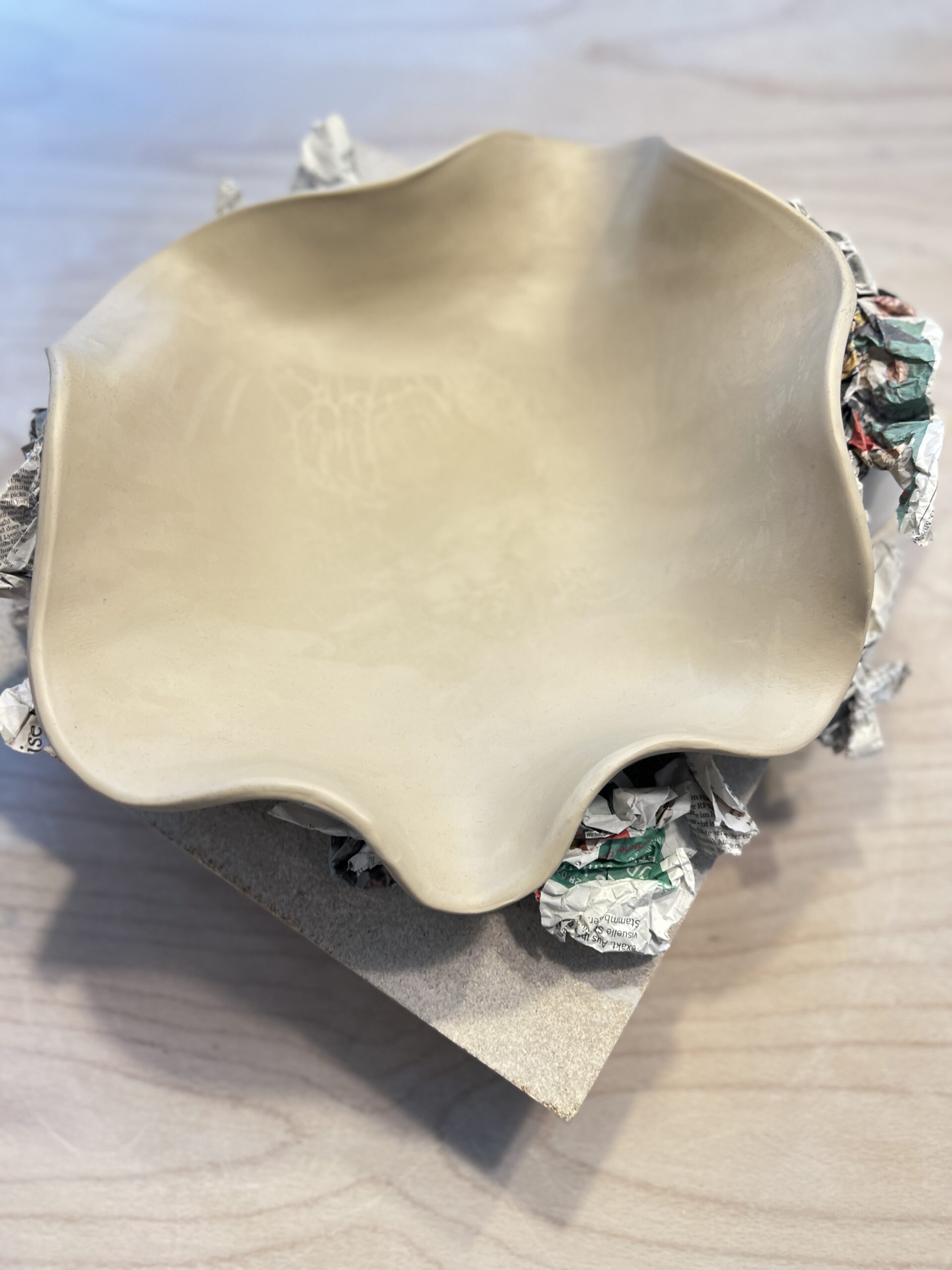 Werdende Mutter im Töpfertempel Stuttgart, wie ihr Babybauch liebevoll mit weichem Ton zur Babybauchschale geformt wird – kreativer Keramik-Workshop als Erinnerung an die Schwangerschaft.