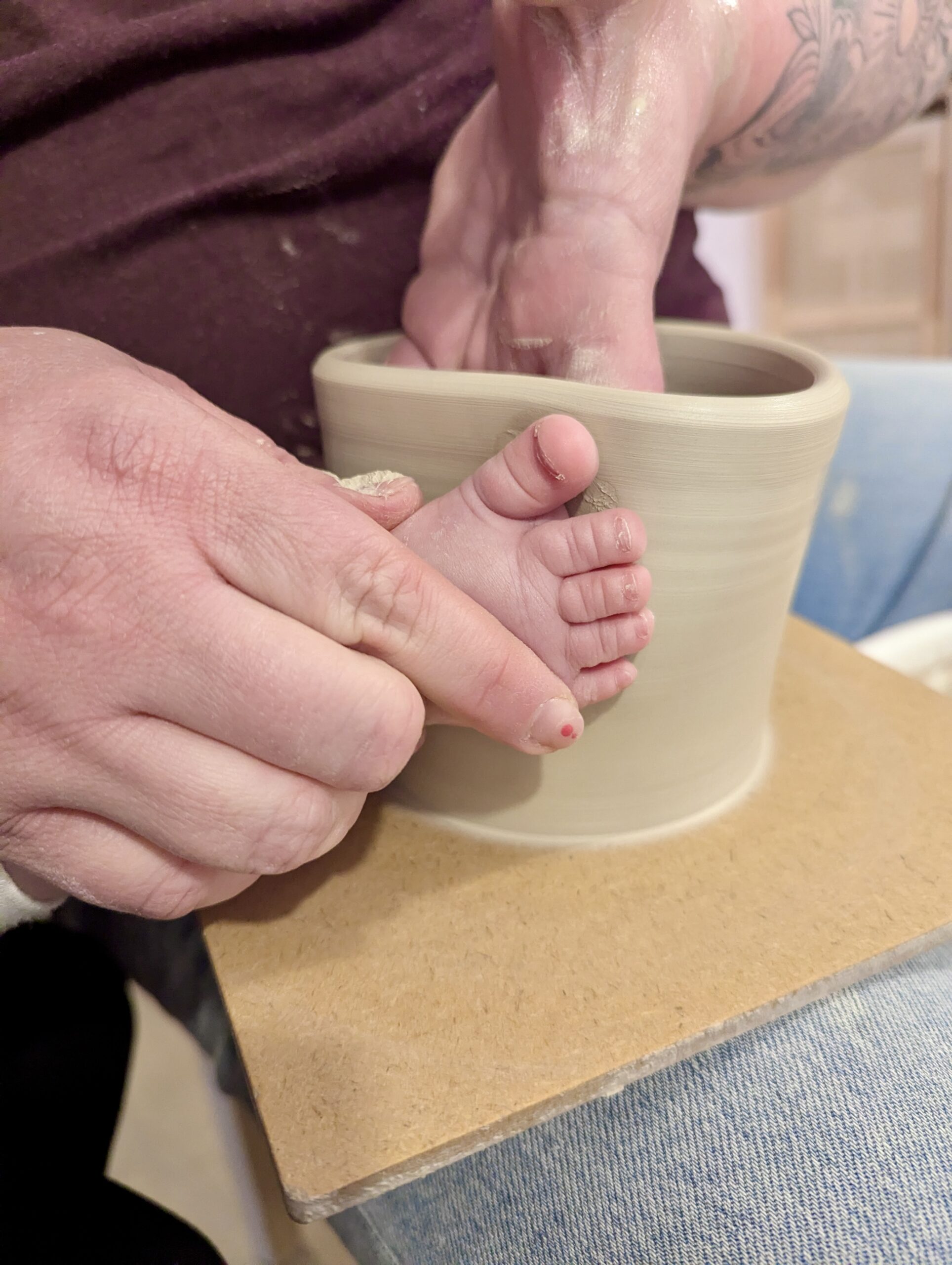 Töpferkurse und Töpfer-Events im Töpfertempel in Stuttgart Süd, dein Ort für kreative Auszeiten - mehr als nur Keramik bemalen, After Work Töpfern - Baby Fußabdruck Becher